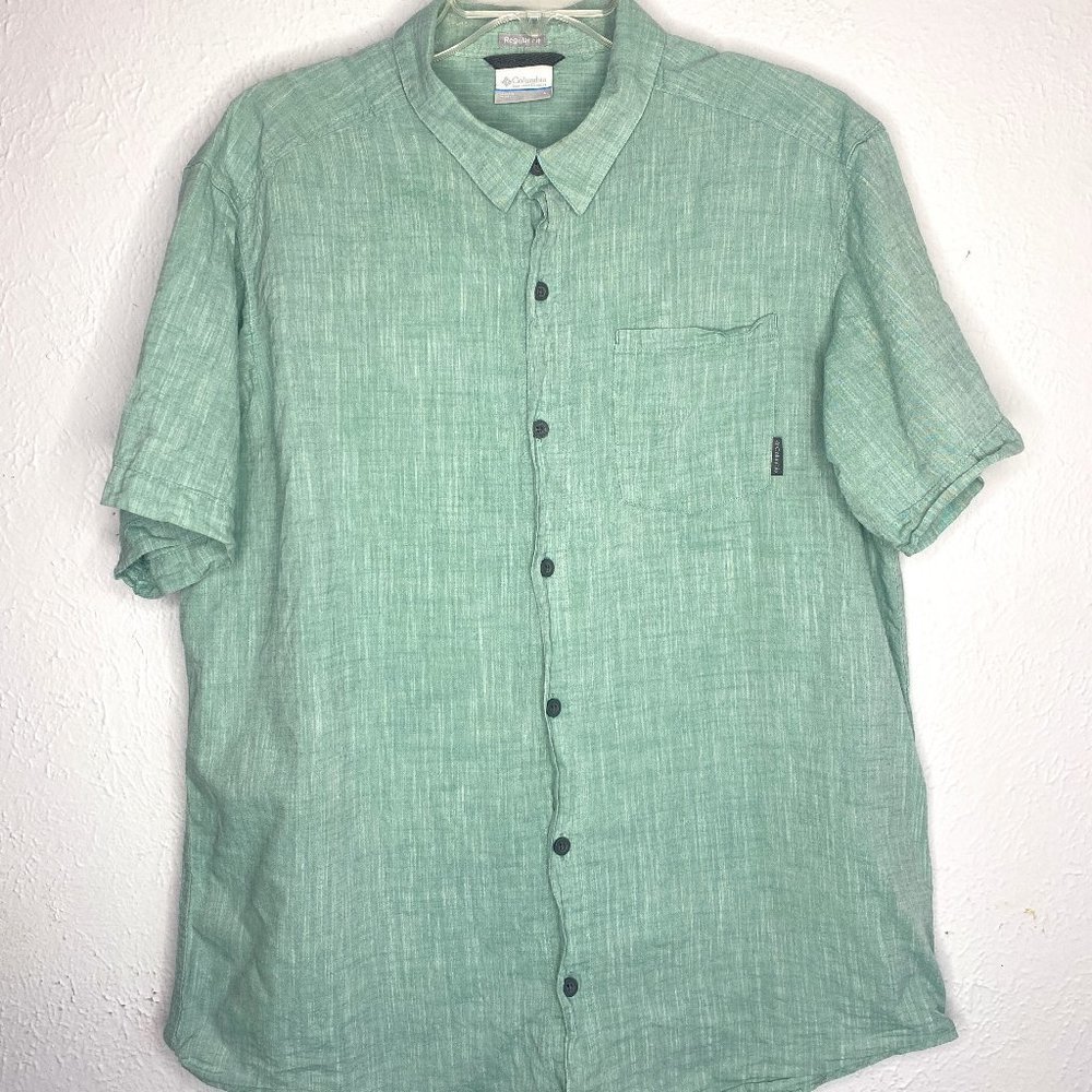 Columbia men's size Large, regular fit short sleeved button down shirt in green.